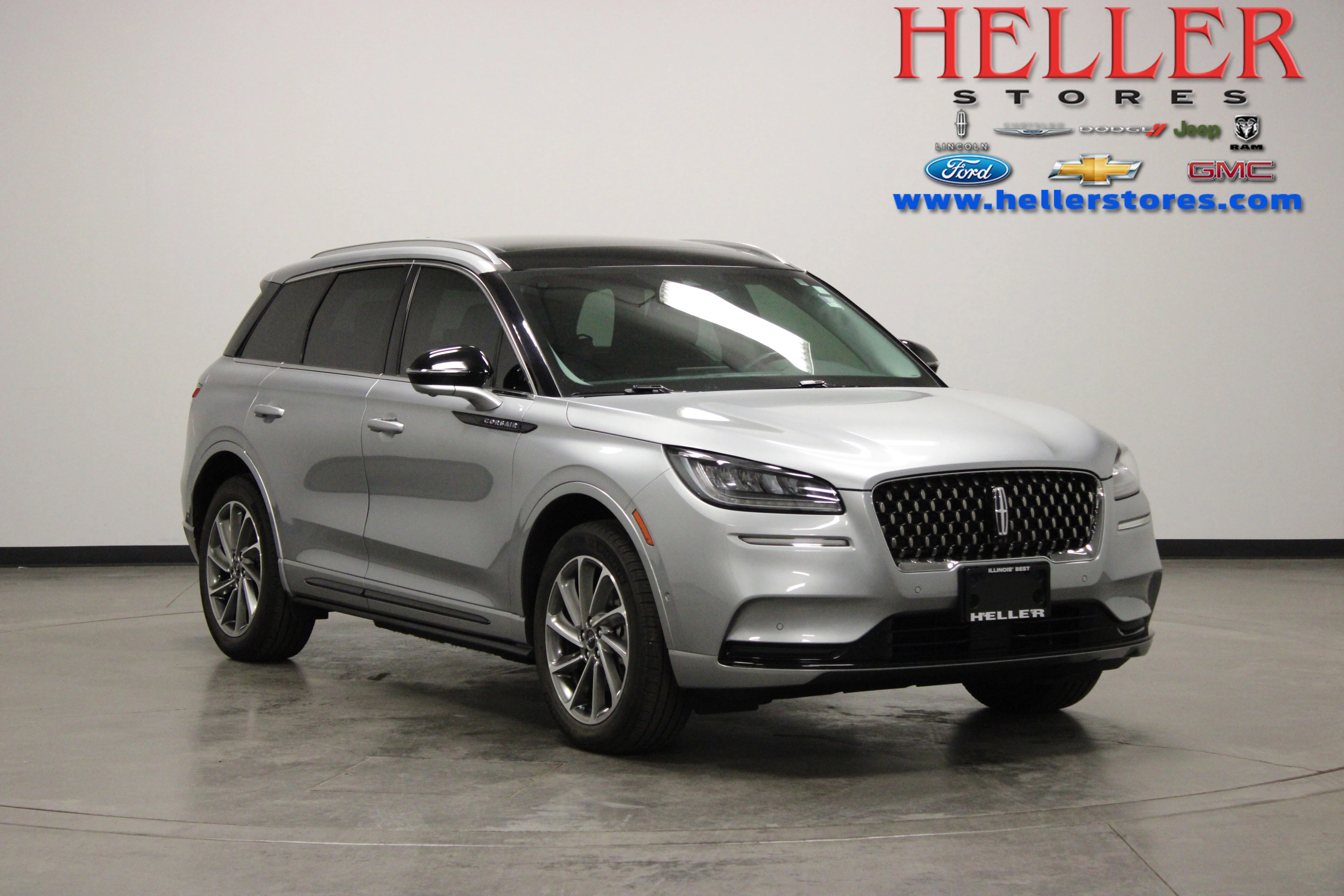 Used 2022 Silver Radiance Metallic Clearcoat Lincoln Grand Touring image 1