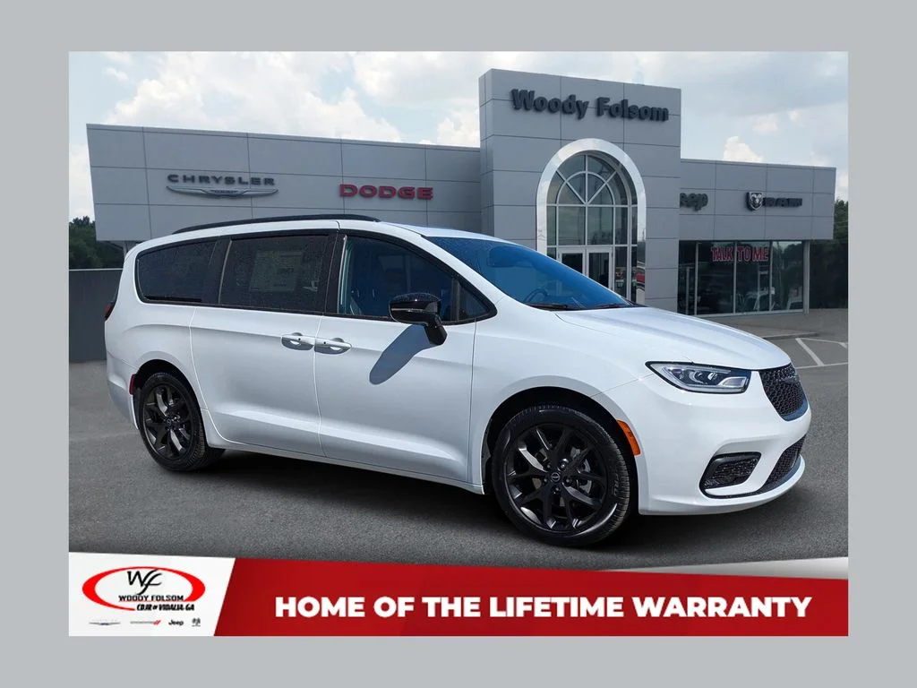 New 2026 Bright White Clear-Coat Exterior Paint Chrysler Limited image 1