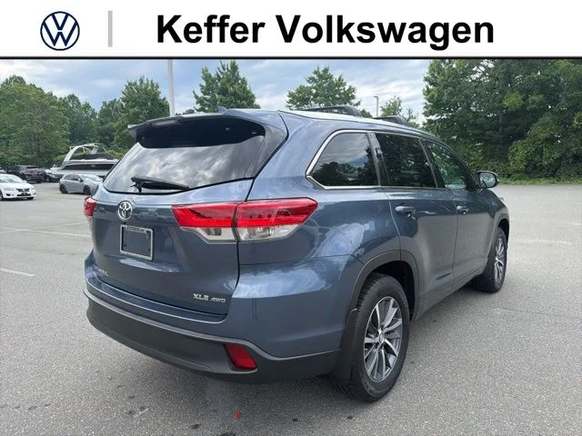 Used 2018 Blue Toyota XLE image 5