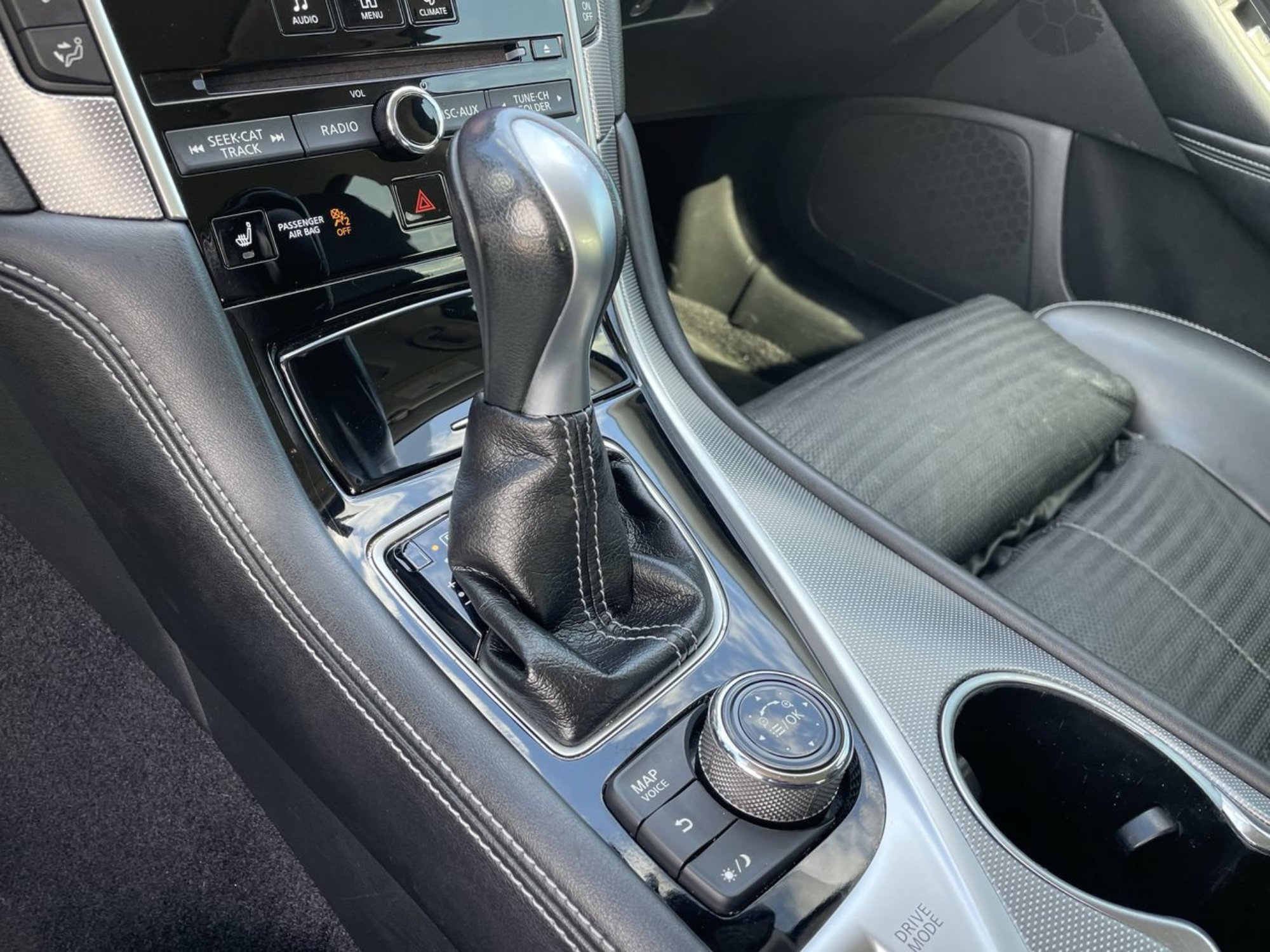 Used 2015 Venetian Ruby INFINITI Sport image 23