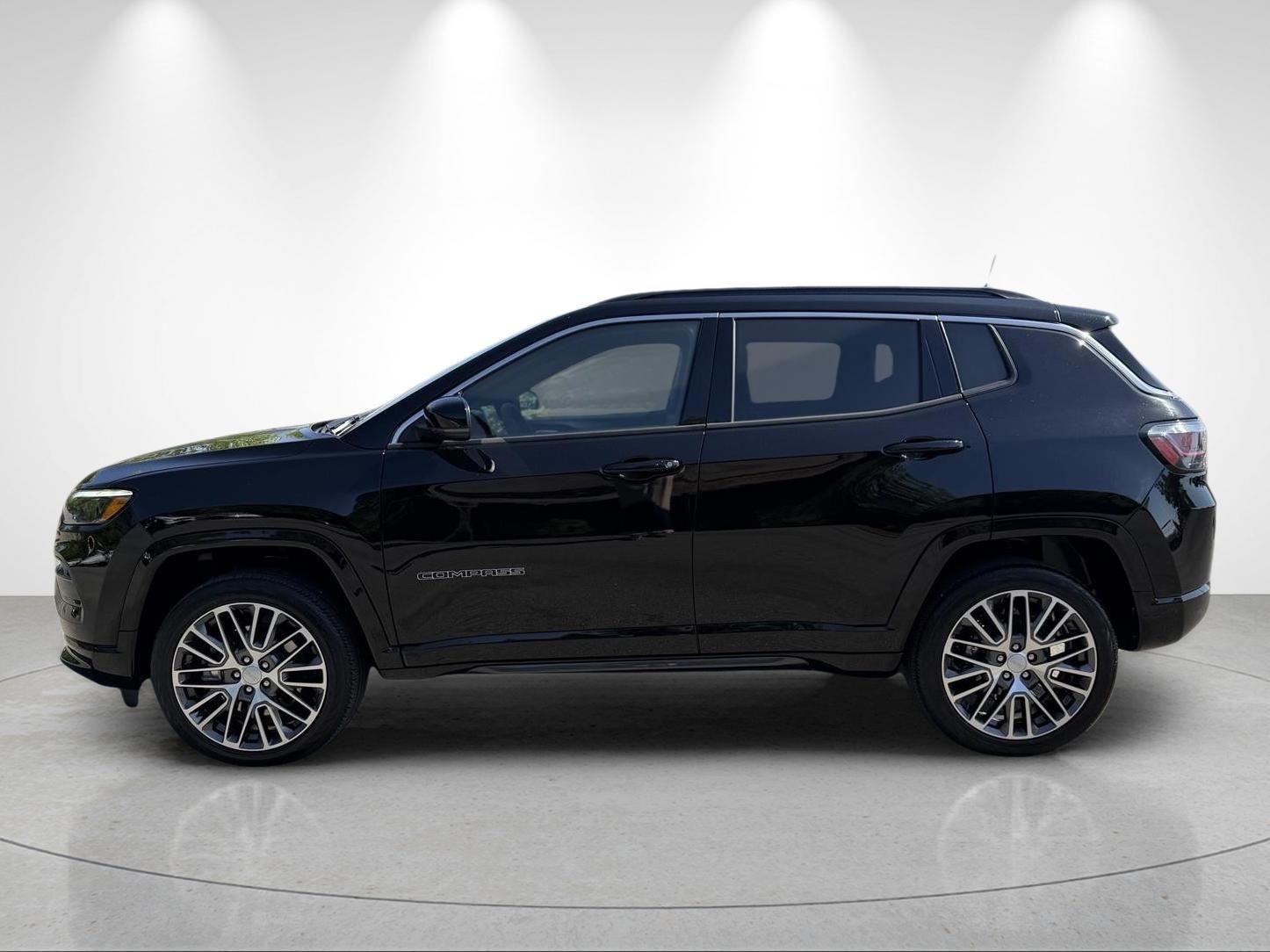 Used 2023 Diamond Black Crystal Pearlcoat Jeep Limited image 2