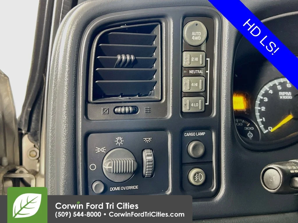 Used 2000 White Chevrolet LS image 17