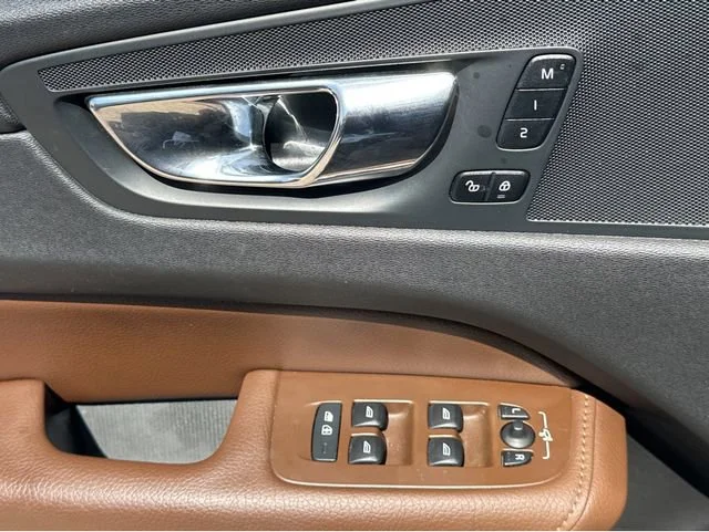 Used 2020 Black Volvo Momentum image 33