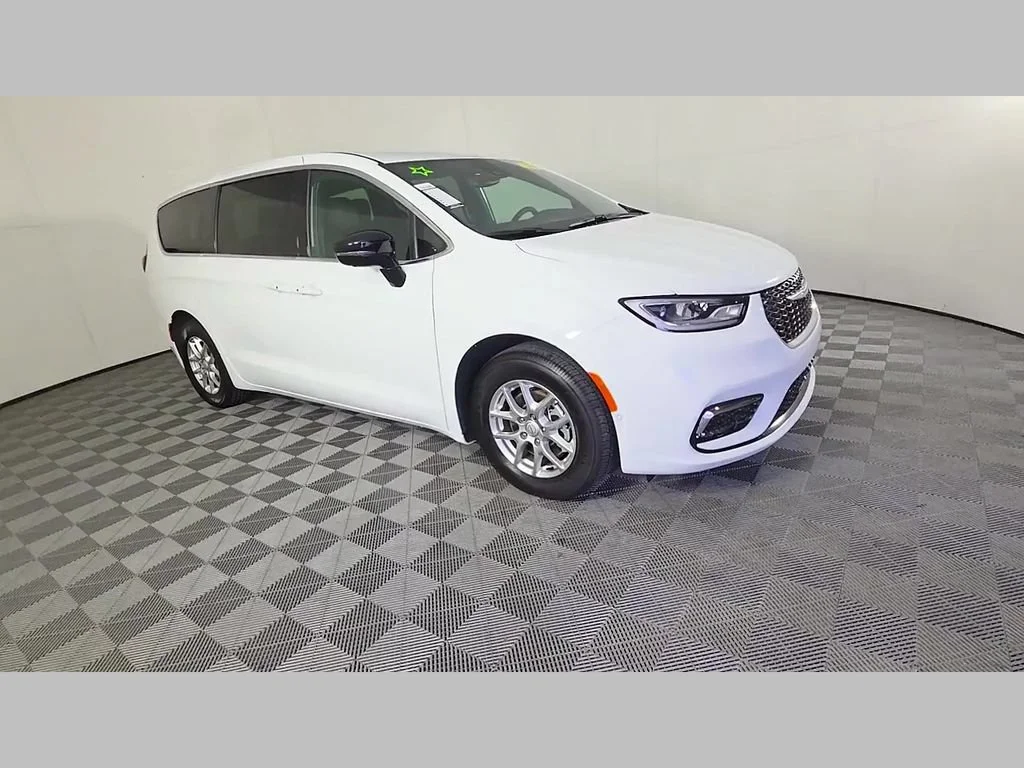 New 2026 Bright White Clear-Coat Exterior Paint Chrysler Select image 21
