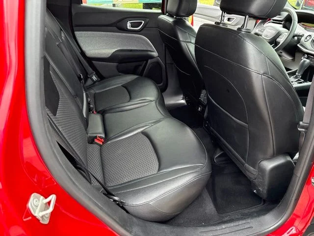 Used 2024  Jeep Latitude image 23
