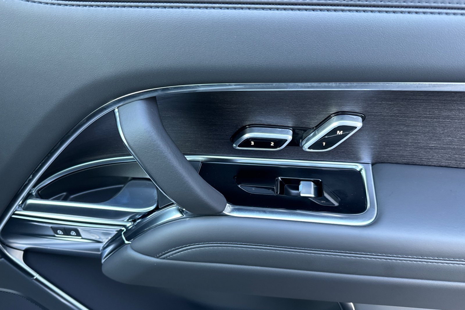 New 2026 Fuji White Land Rover SE image 19