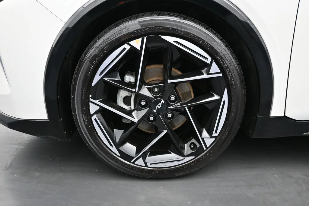 Used 2025 White Kia GT-Line image 2