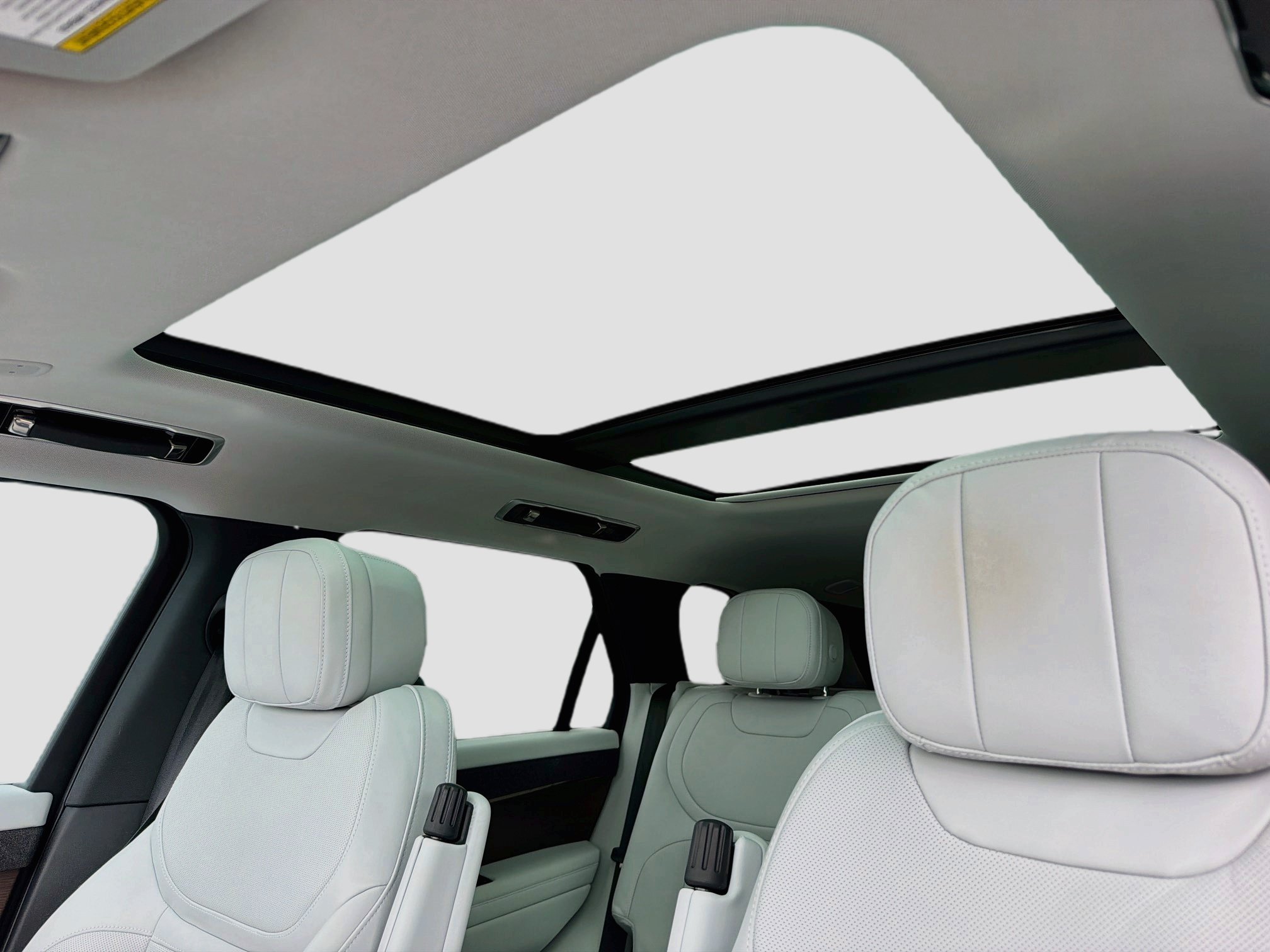 Used 2023 White Land Rover SE image 28