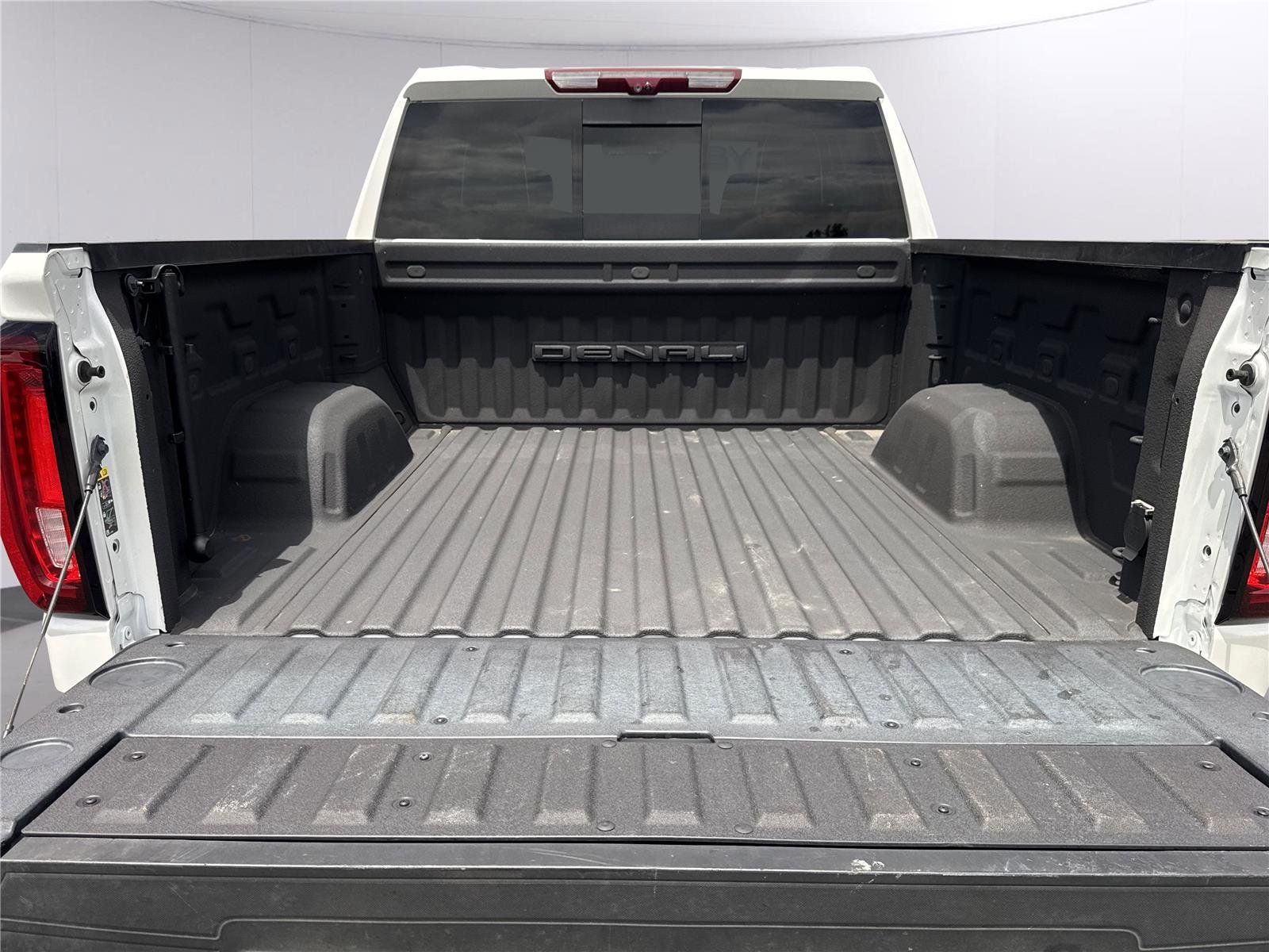 Used 2024 White Frost Tricoat GMC Denali Ultimate image 16