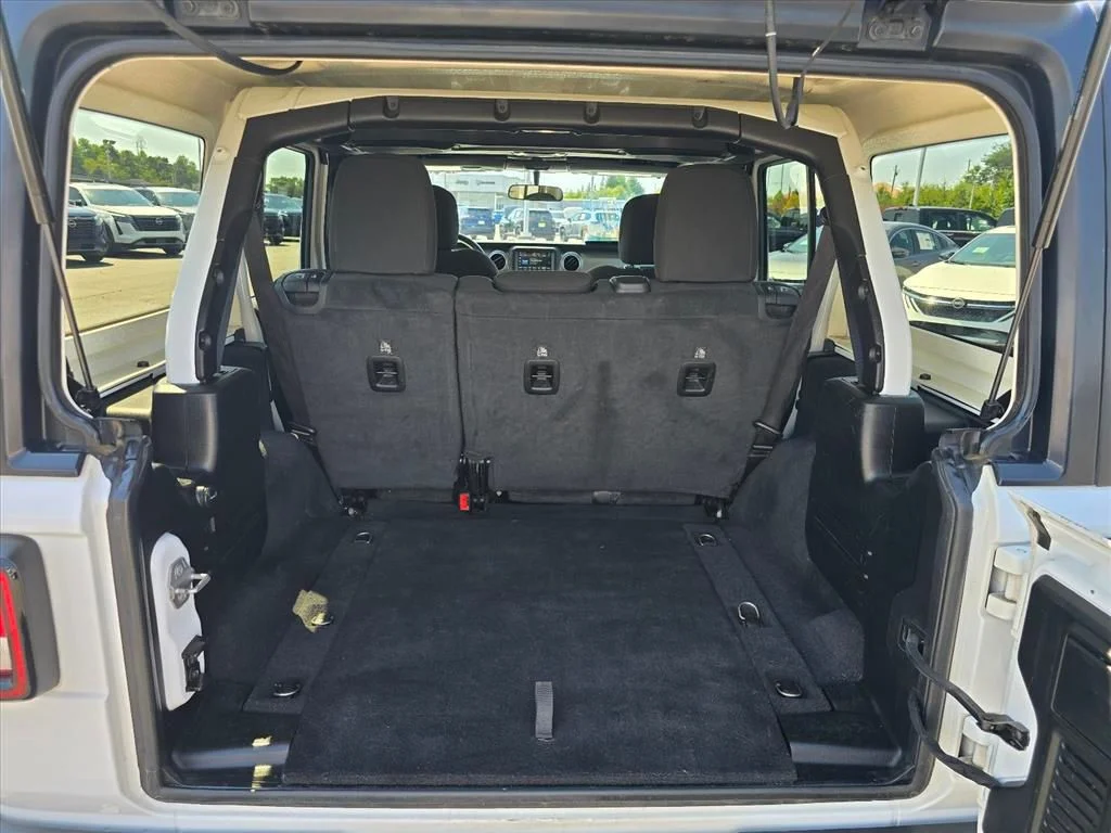 Used 2021 White Jeep Unlimited Sahara image 26