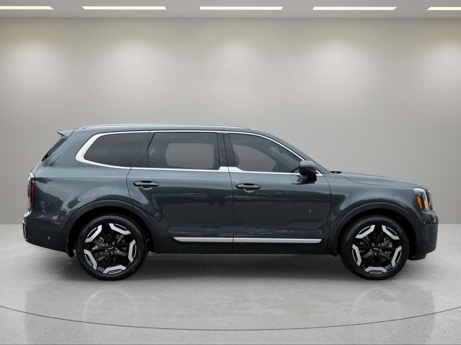 Used 2024 Gravity Gray Kia EX image 4