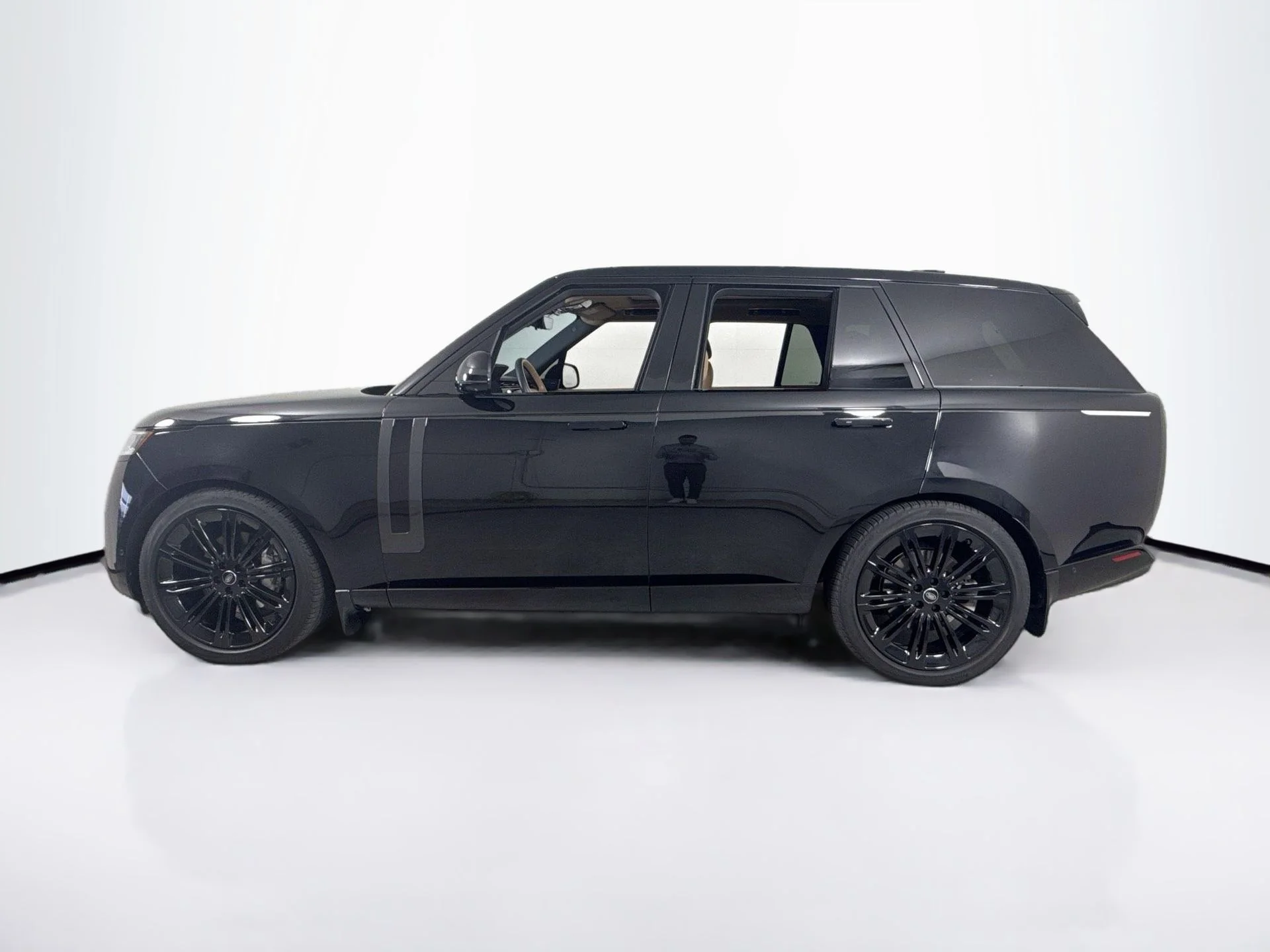Used 2023 Santorini Black Metallic Land Rover SE image 4