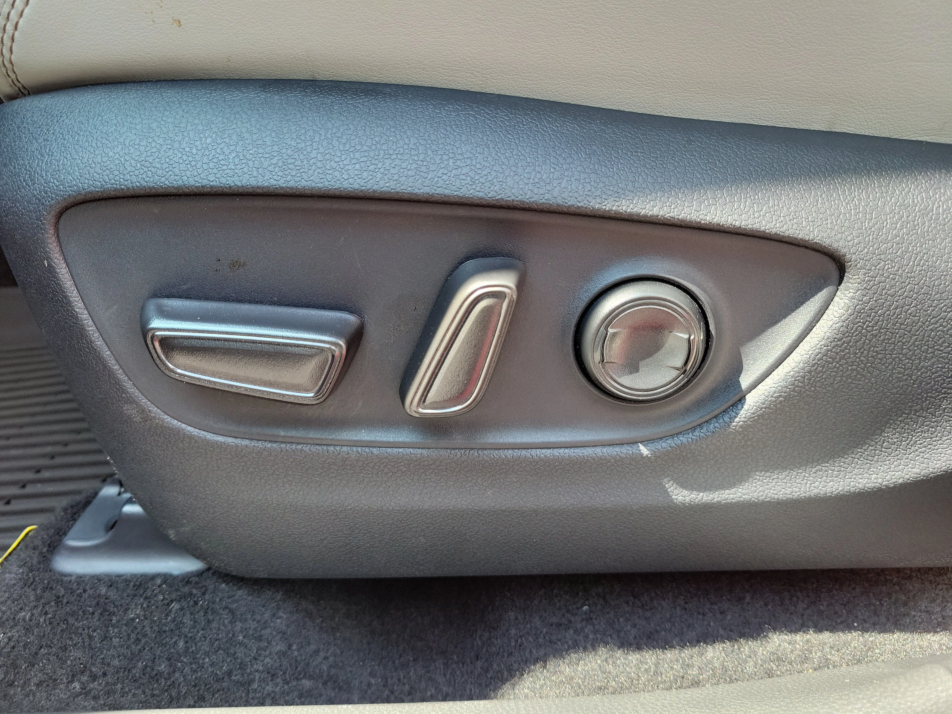 Used 2025 Pearl Toyota XLE Premium image 15