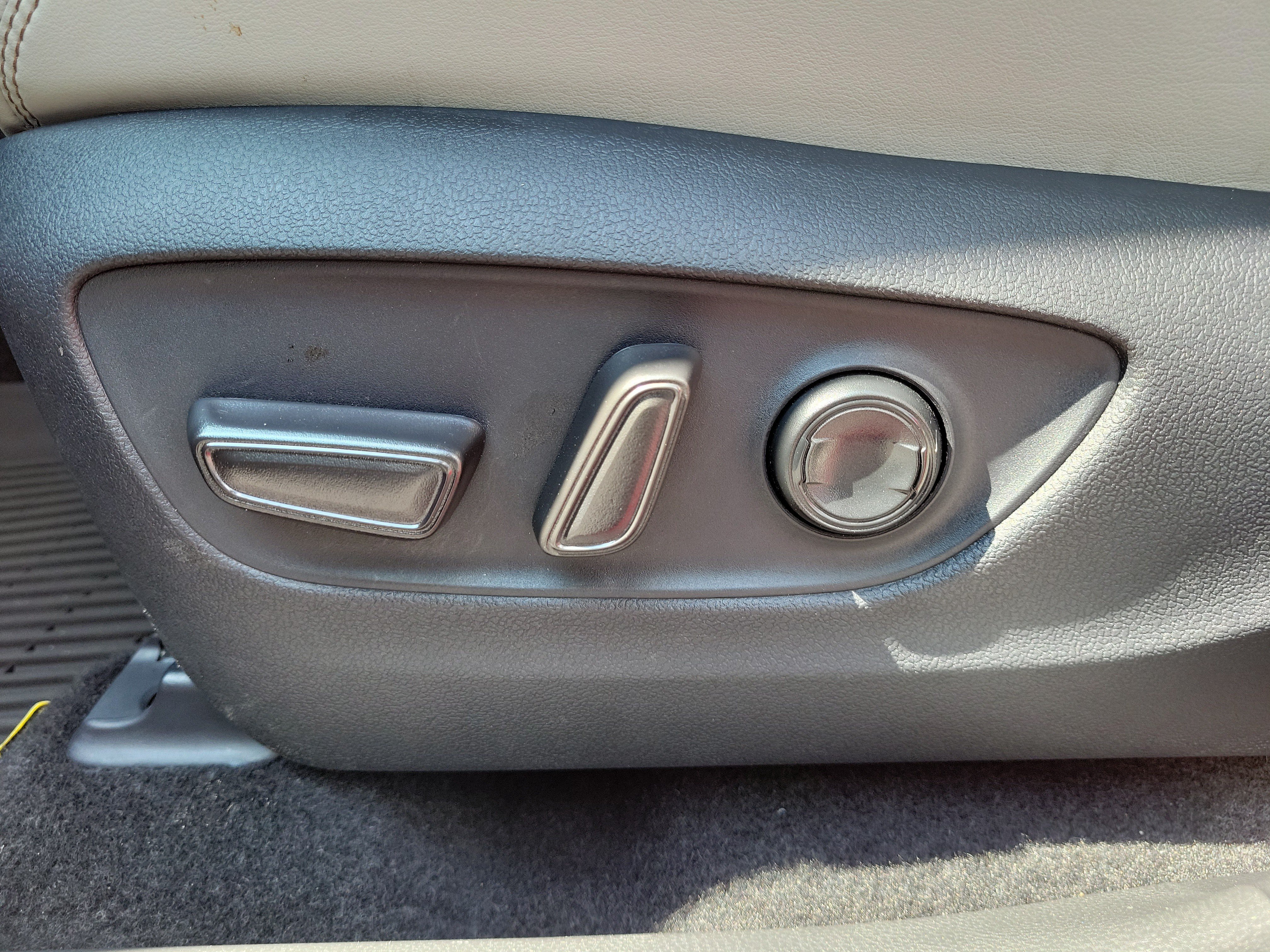 Used 2025 Pearl Toyota XLE Premium image 15