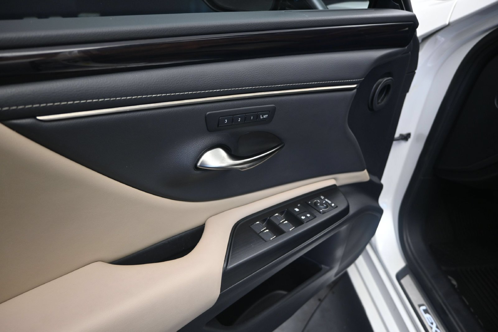 2021 Lexus ES 350 - Photo 11