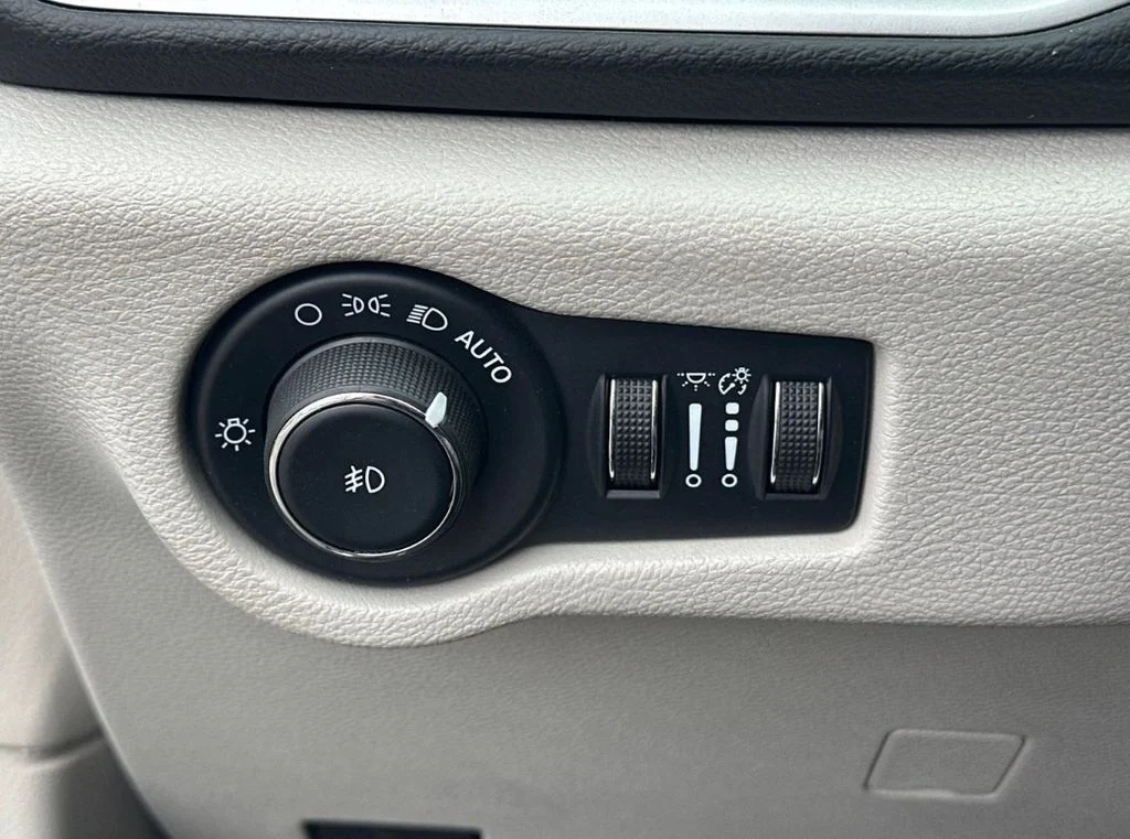 Used 2022 Black Chrysler Touring L image 9