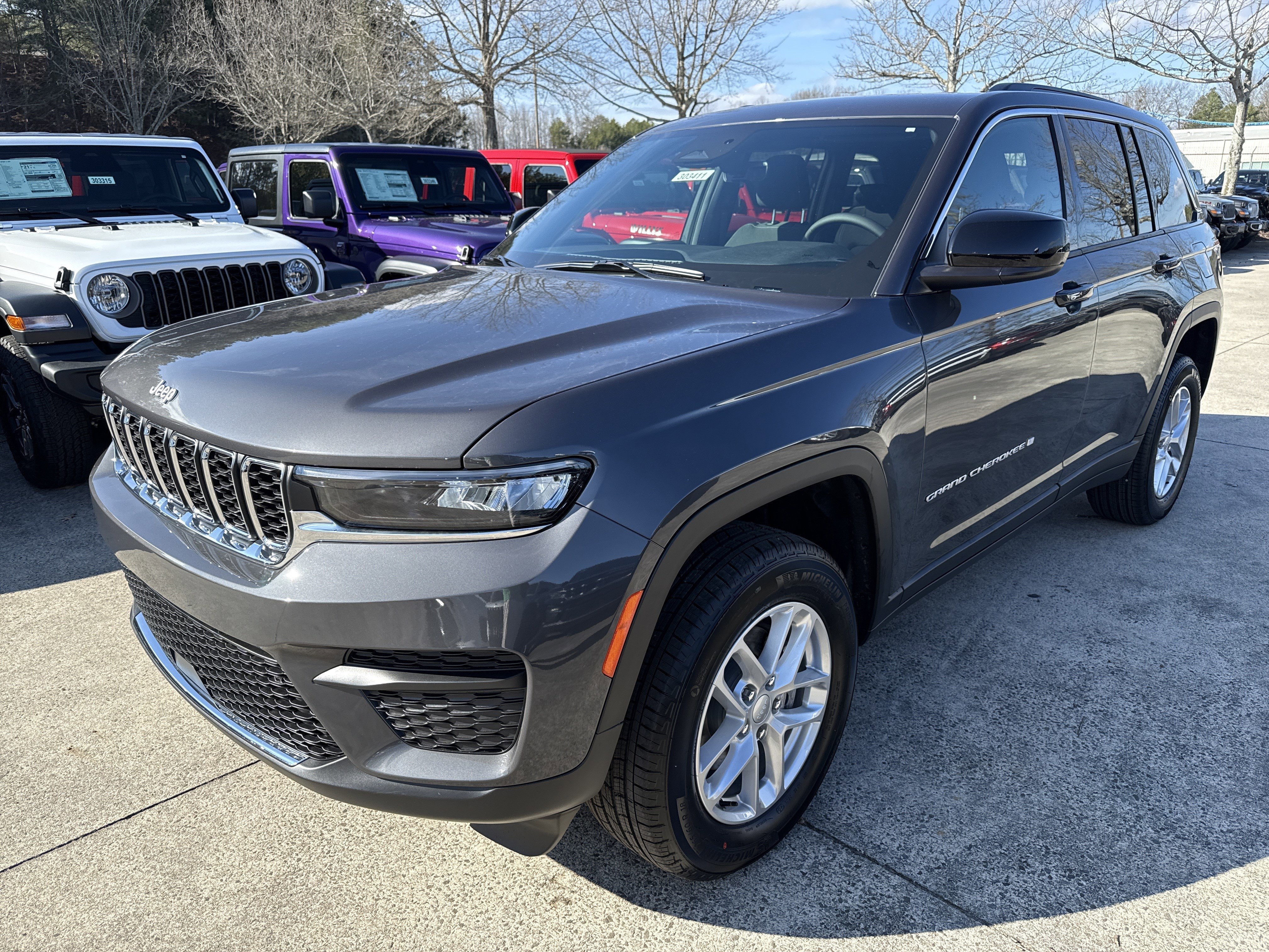 New 2025 Baltic Gray Metallic Clearcoat Jeep Laredo image 3