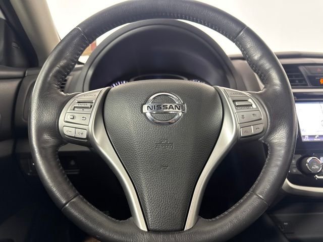 Used 2018 White Nissan 2.5 SL image 19