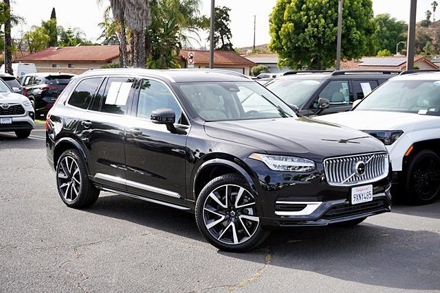 Used 2025 Black Volvo B6 Plus 6-Seater image 2