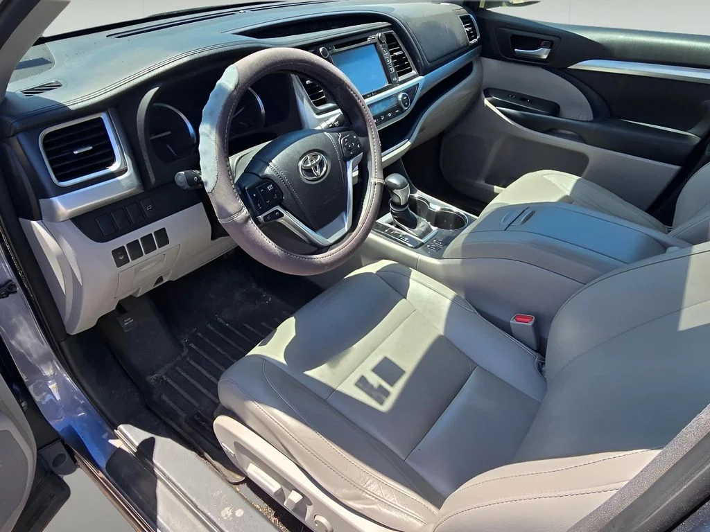 Used 2014 Shoreline Blue Pearl Toyota XLE image 23