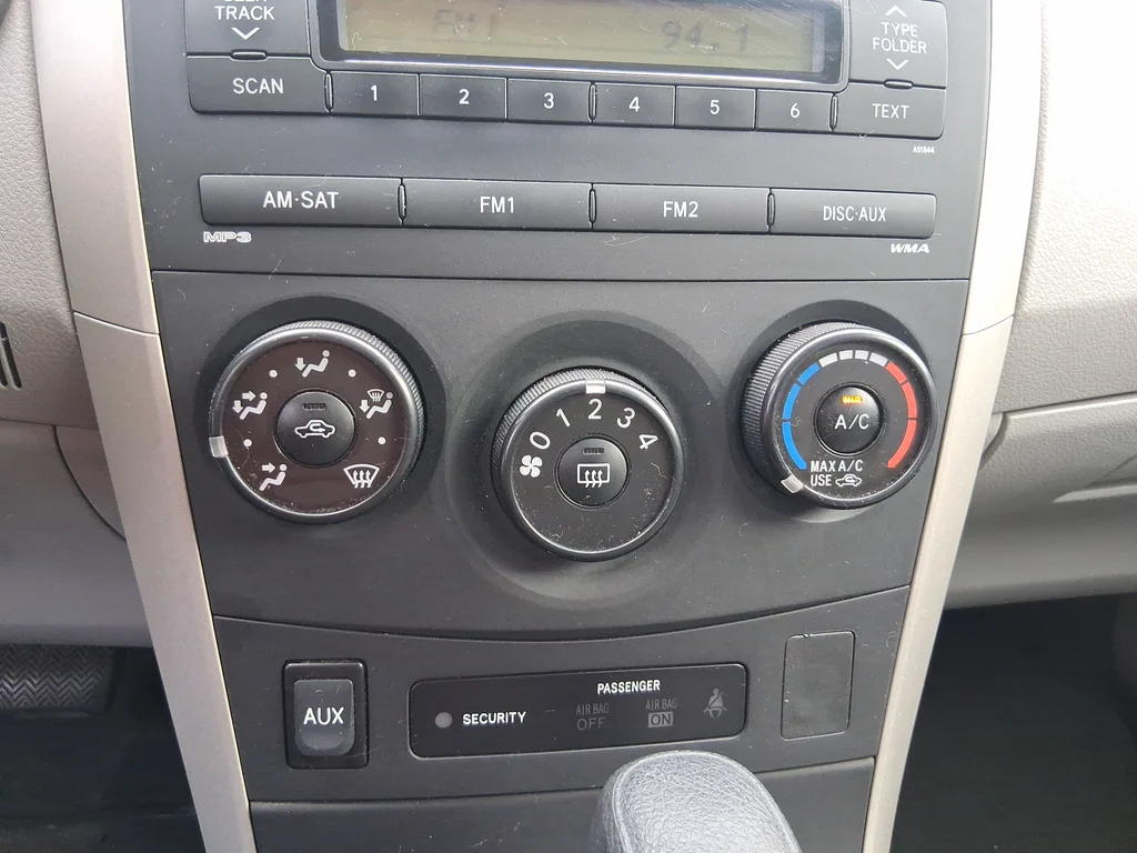 Used 2009 Silver Toyota LE image 20