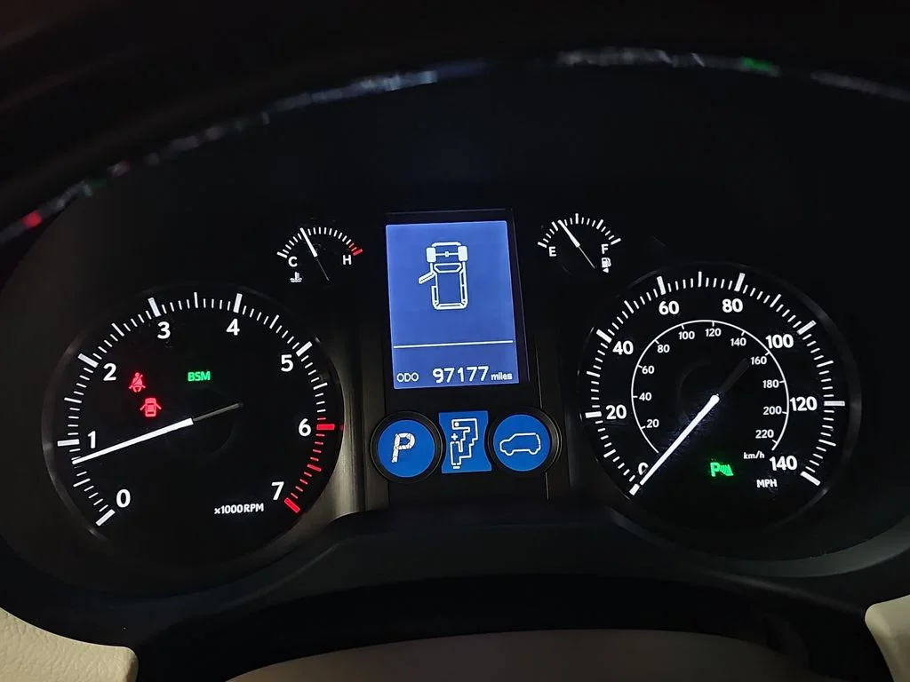 Used 2019 White Lexus 460 image 21
