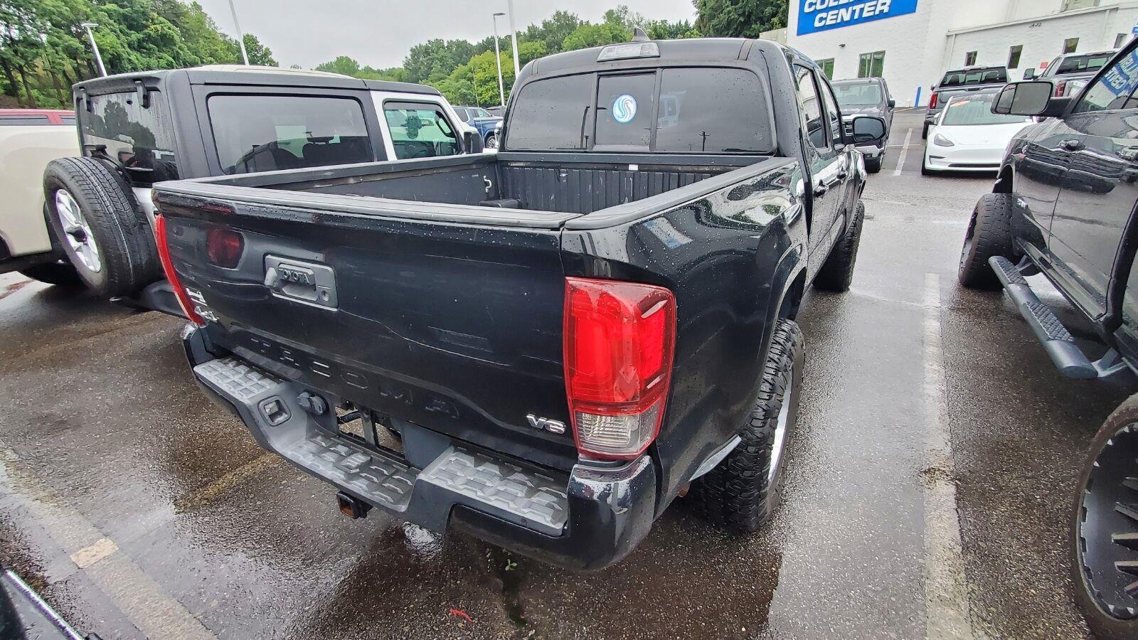 Used 2018 Midnight Black Metallic Toyota SR image 9