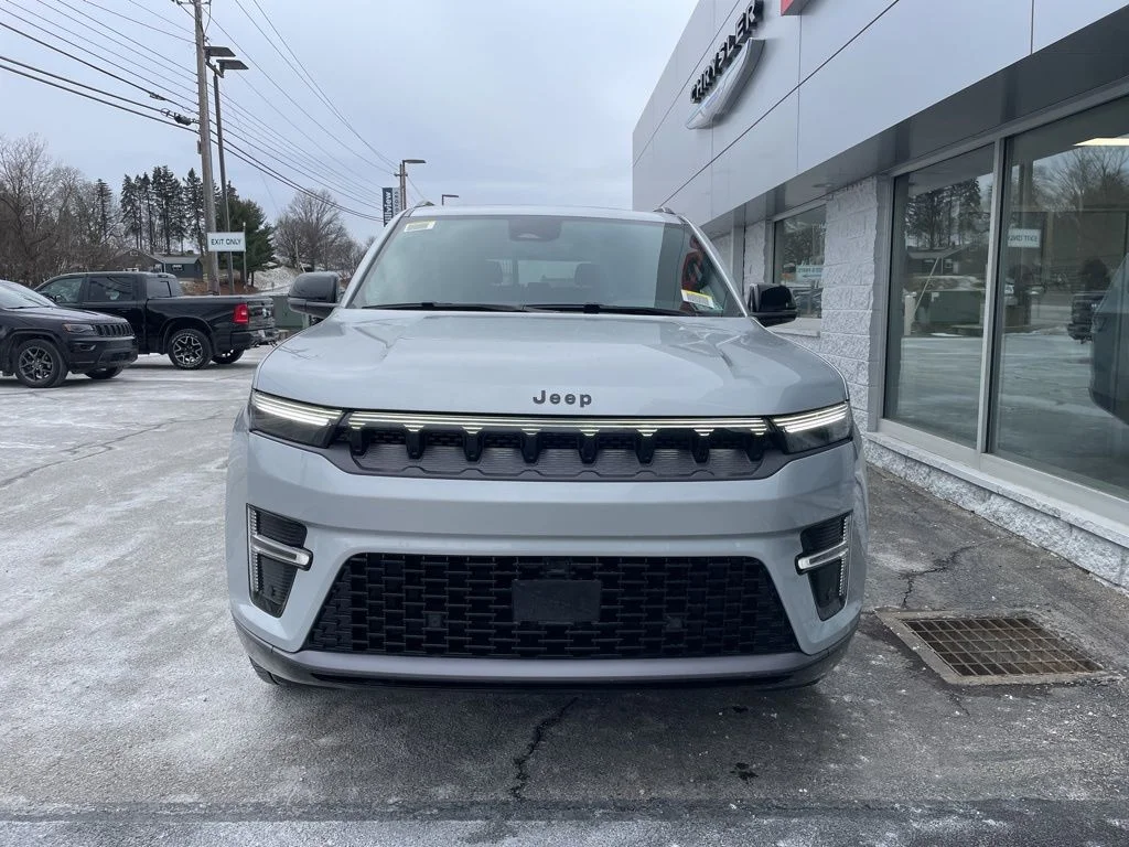 New 2026 Silver-Zynith Exterior Paint Jeep Limited Altitude image 5