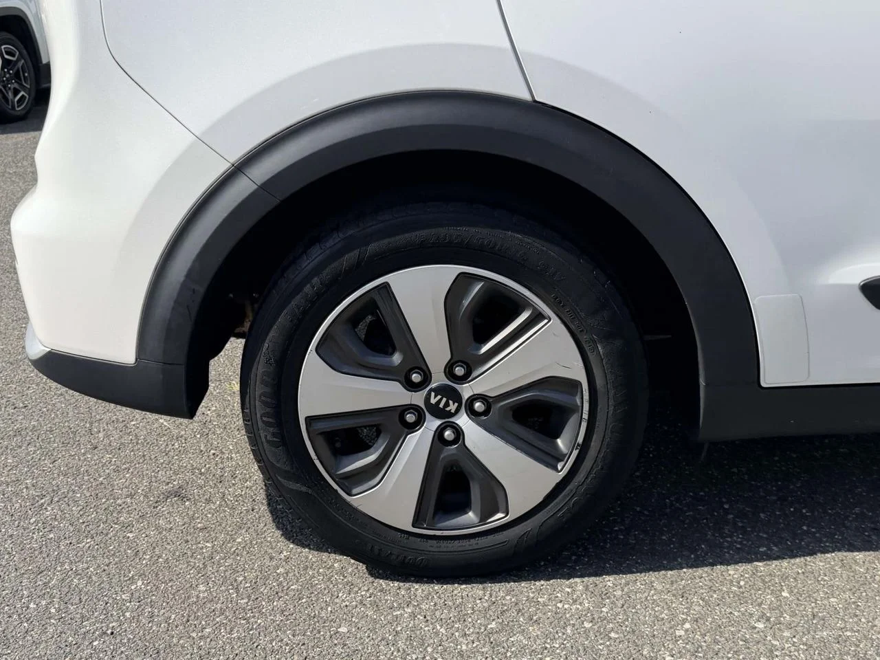 Used 2017 Snow White Pearl Kia EX image 10