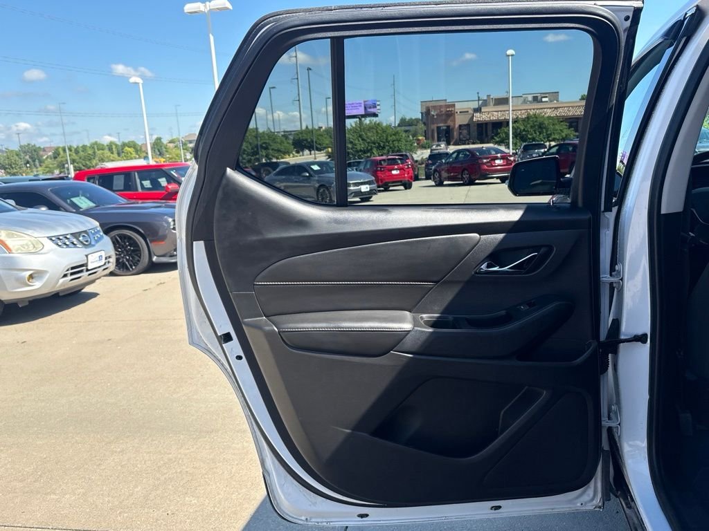 Used 2018 Iridescent Pearl Tricoat Chevrolet LT Cloth w/1LT image 34