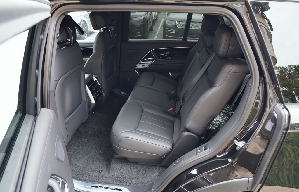 New 2026 Santorini Black Land Rover SE image 36