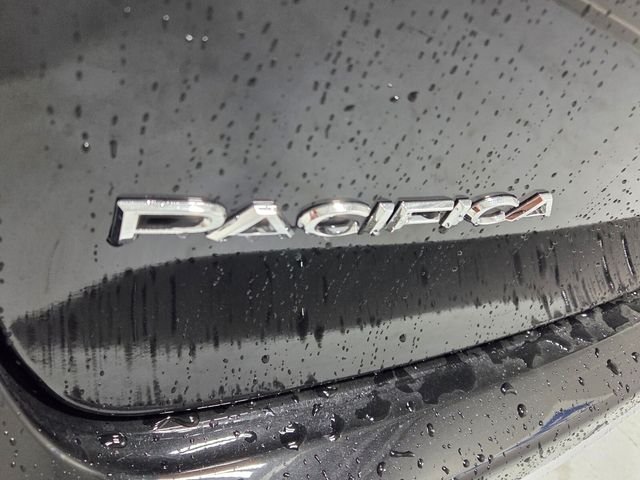 New 2027 Diamond Black Crystal Pearl-Coat Exterior Paint Chrysler Select image 12