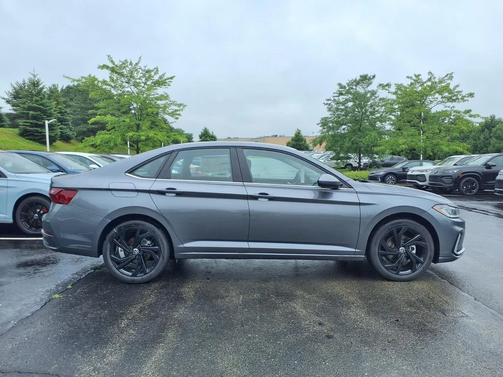 New 2026 Platinum Gray Metallic Volkswagen 1.5T SE image 3