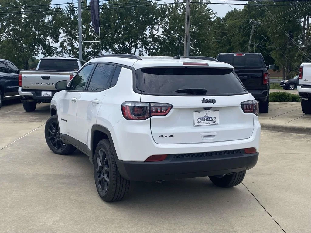 New 2026 Bright White Clear-Coat Exterior Paint Jeep Latitude Altitude image 34