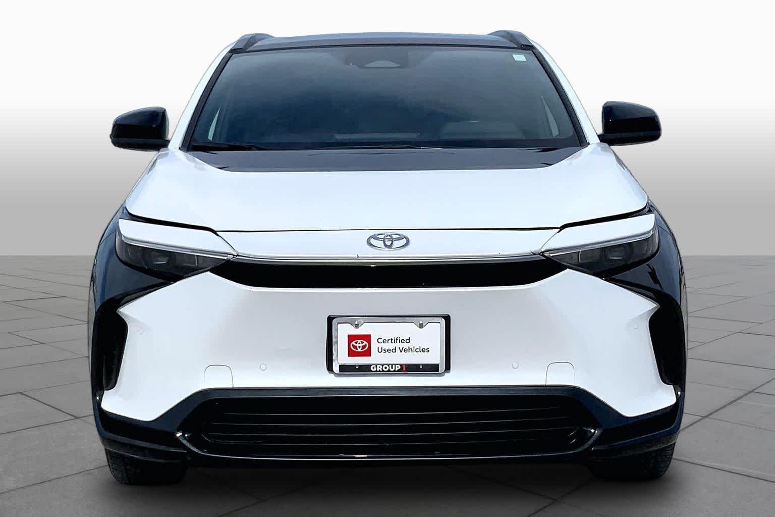 Used 2025 Wind Chill Pearl Toyota XLE image 3