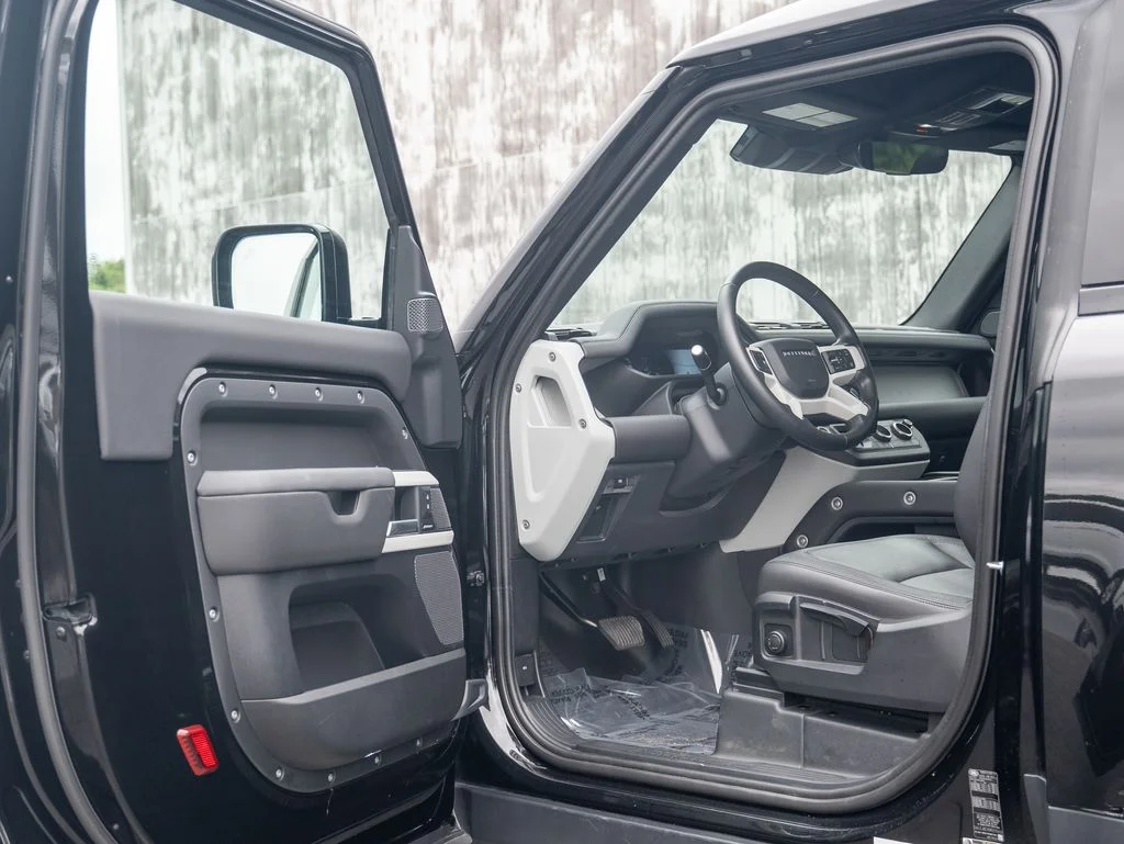 Used 2024  Land Rover S image 11