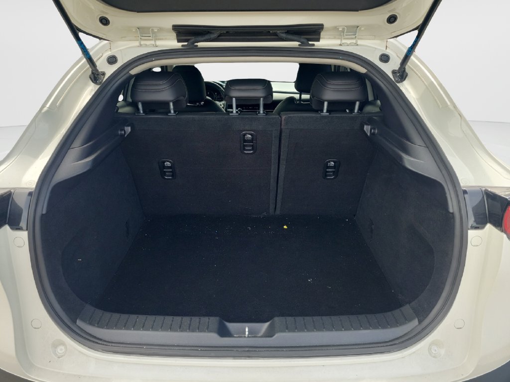 Used 2021 White Mazda Preferred image 9