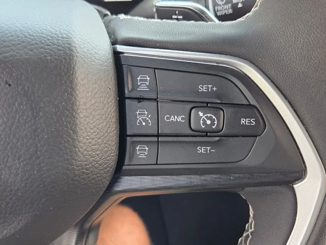 Used 2025 White Jeep Laredo image 21