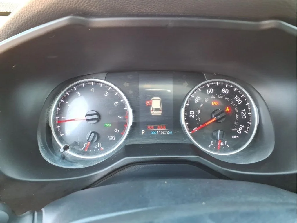 Used 2019 Silver Toyota XLE image 17