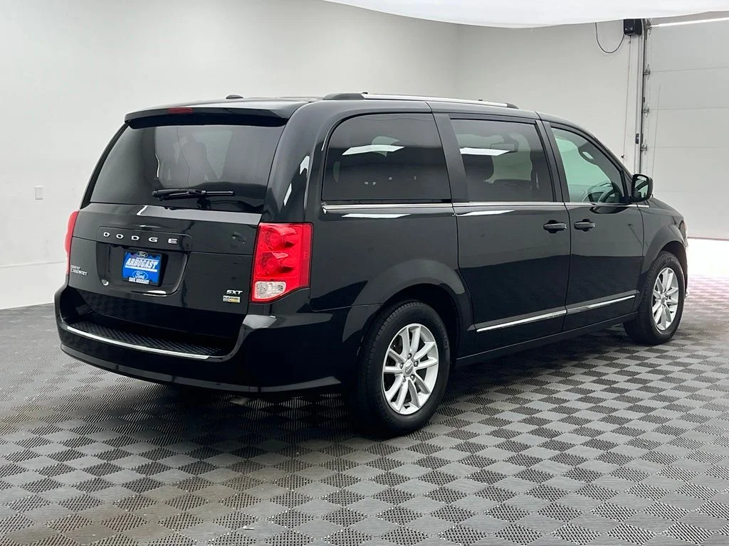 Used 2019 Black Dodge SXT image 8