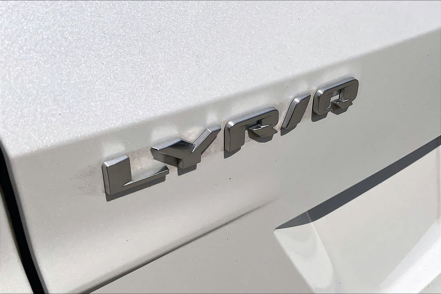 Used 2025 Crystal White Tricoat Cadillac Luxury image 30