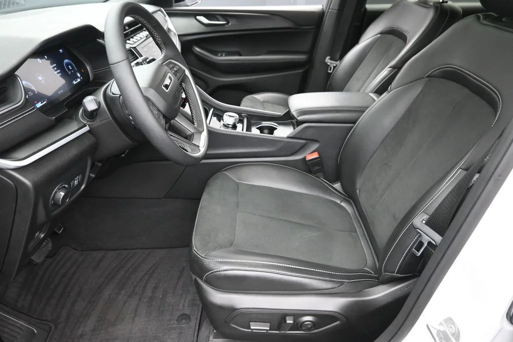 Used 2025 White Jeep Altitude X image 18