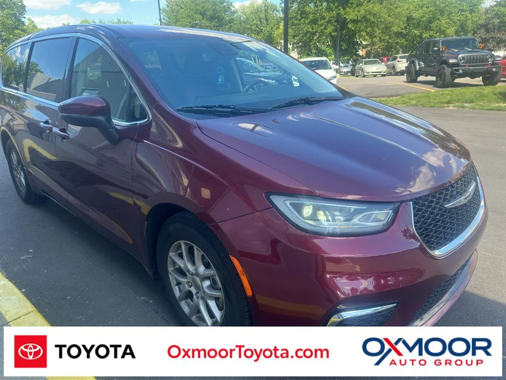 2023 Chrysler Pacifica Touring L's photo