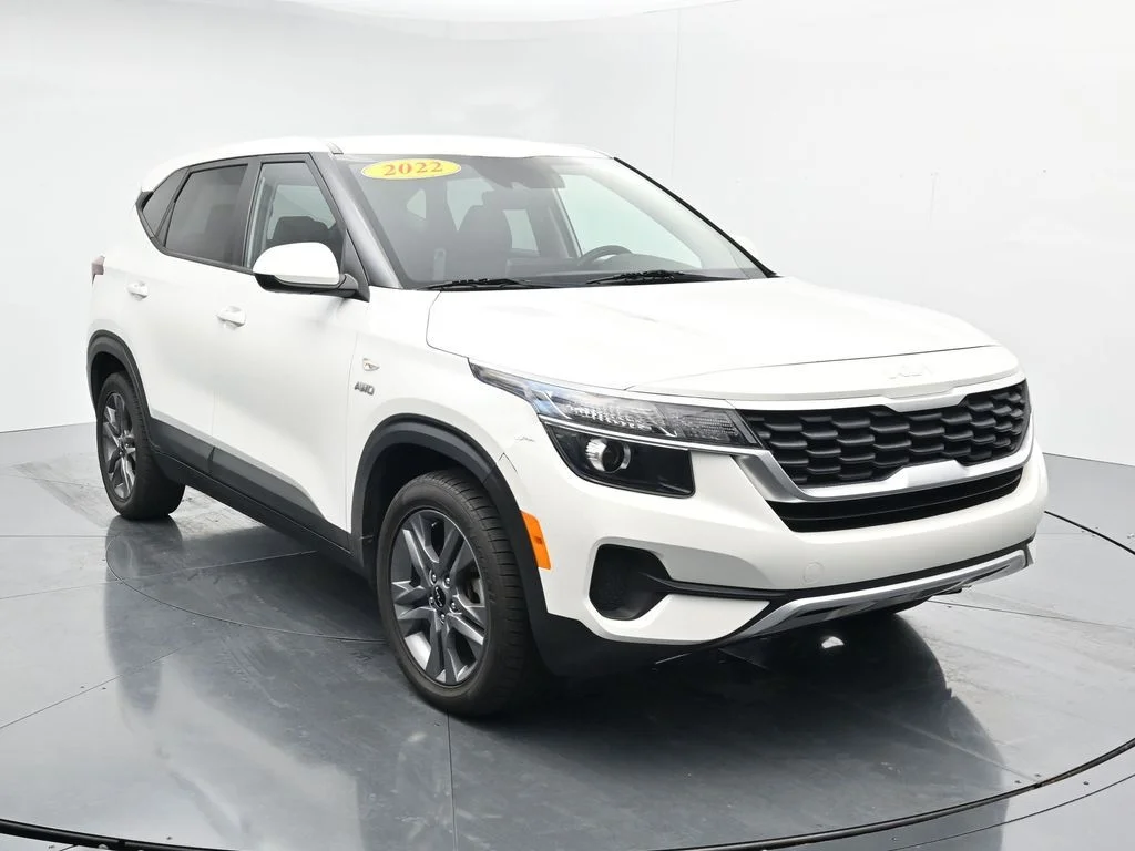 Used 2022 White Kia LX image 2