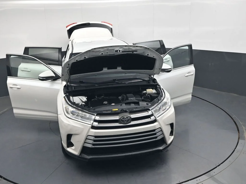 Used 2018 Blizzard Pearl Toyota LE image 37