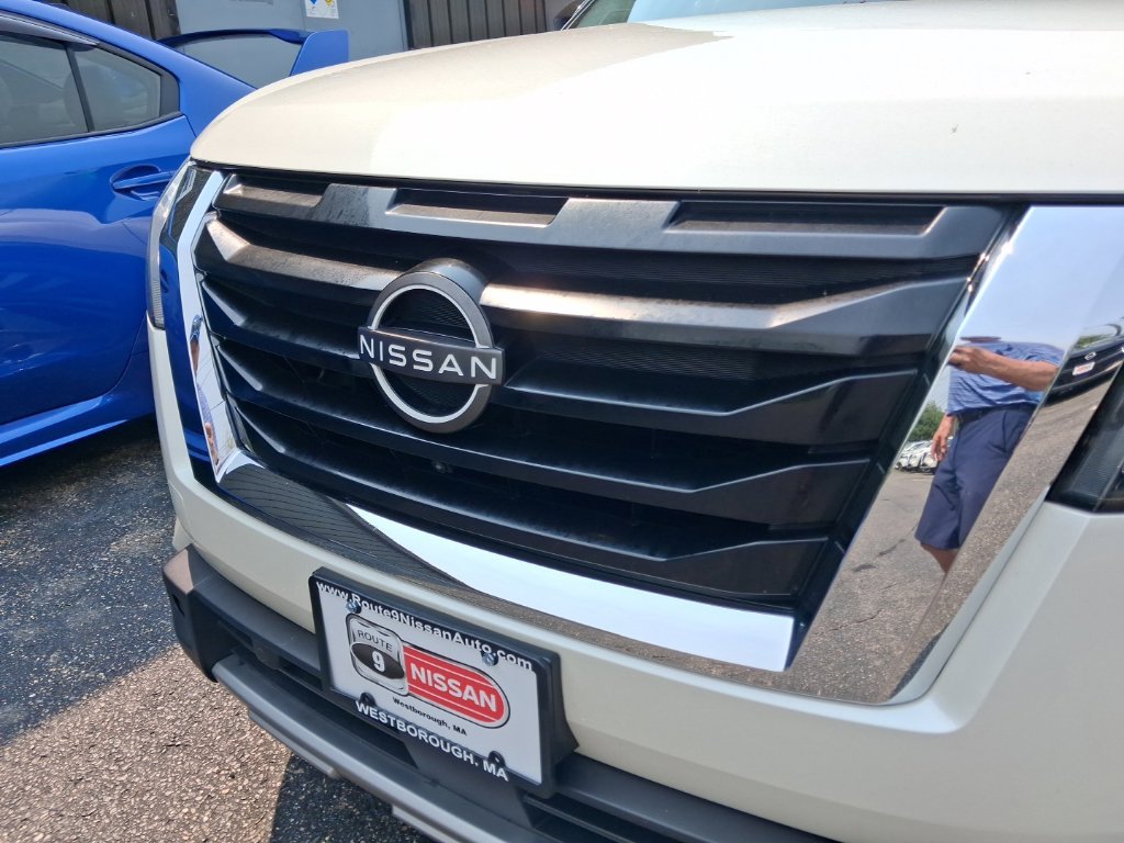 Used 2023 White Nissan Platinum image 2