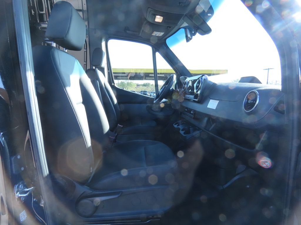 Used 2025  Mercedes-Benz Cargo 170 WB image 20