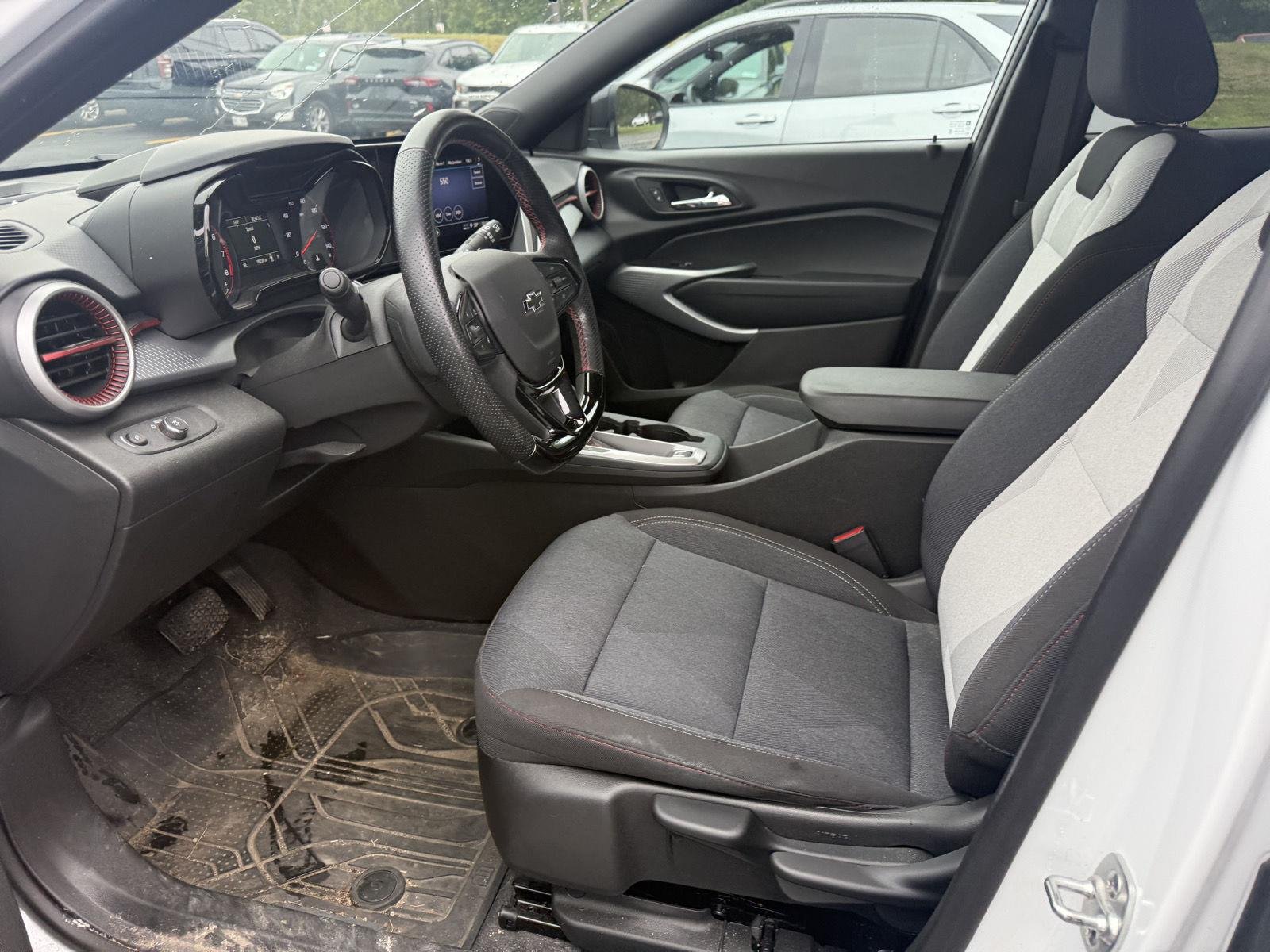 Used 2025 Summit White Chevrolet 1RS image 7