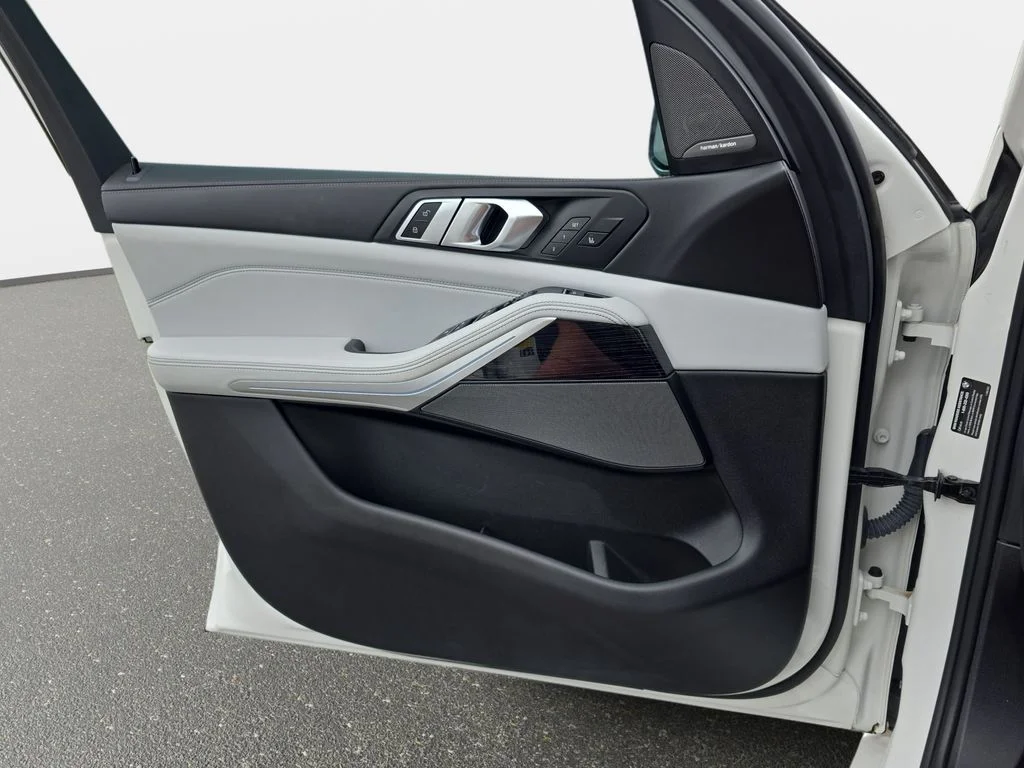Used 2024 Alpine White BMW xDrive40i image 28