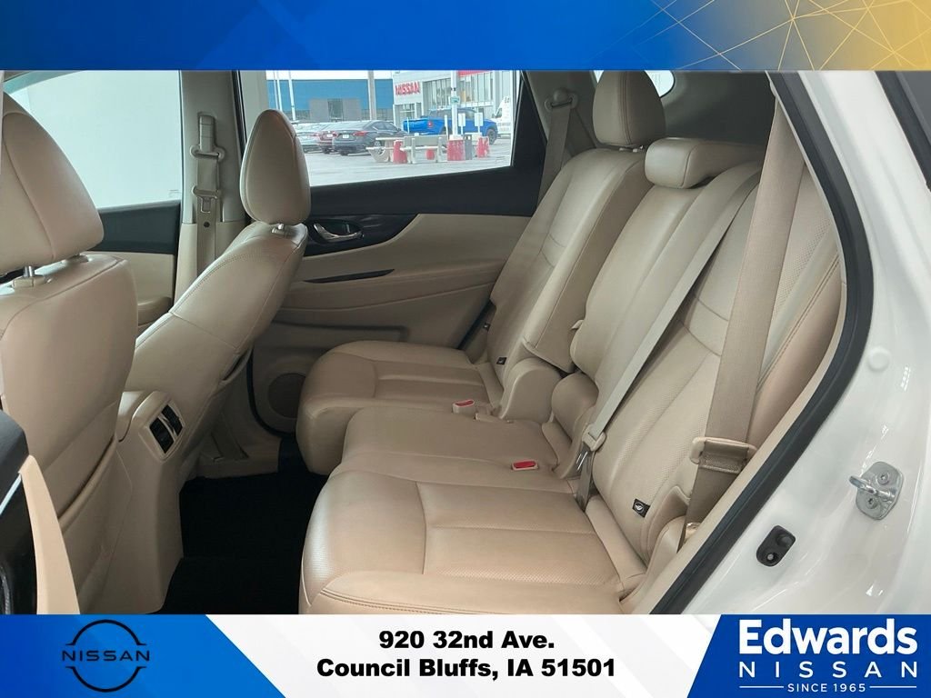 Used 2017 White Nissan  image 12